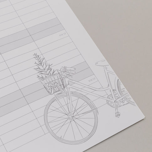 Familienkalender 2026 mit feiner Fahrrad-Illustration und Tannenzweig im Korb vor strukturierter Kalenderübersicht.