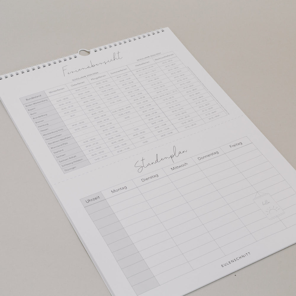 Familienkalender 2026 mit Ferienübersicht für alle Bundesländer und leerem Stundenplan zum Eintragen auf hellem Untergrund.