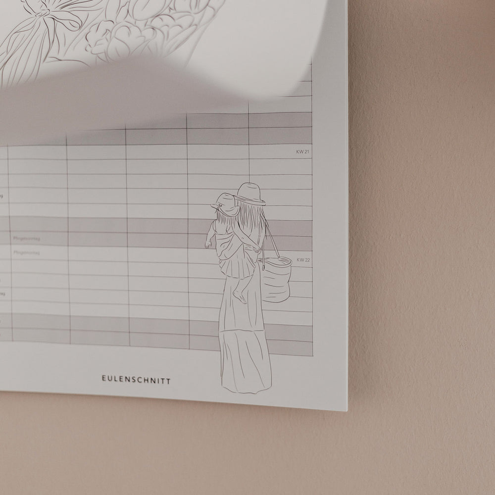 Familienkalender 2026 an der Wand mit Monatsübersicht und Illustration von Mutter mit Kind in sanften Linien.