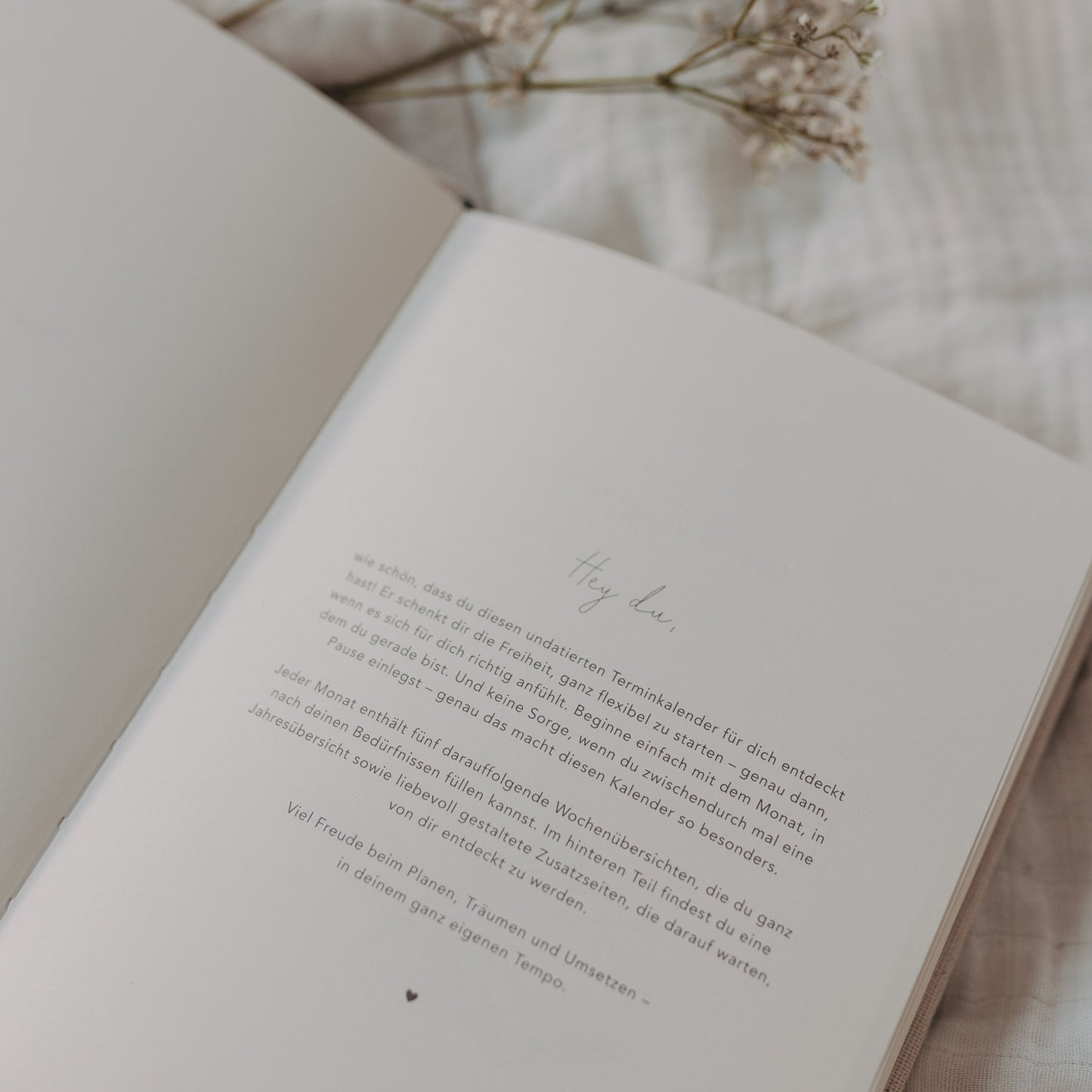 Einleitungsseite des Kalenders Neues Glück mit Begrüßungstext und zarter Typografie.