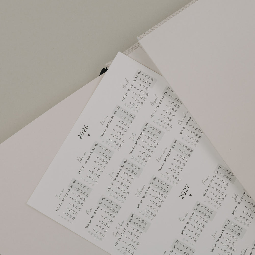 Jahresübersicht 2026 und 2027 des Kalenders „Neues Glück“ auf losem Einlegeblatt in sanften Farben.