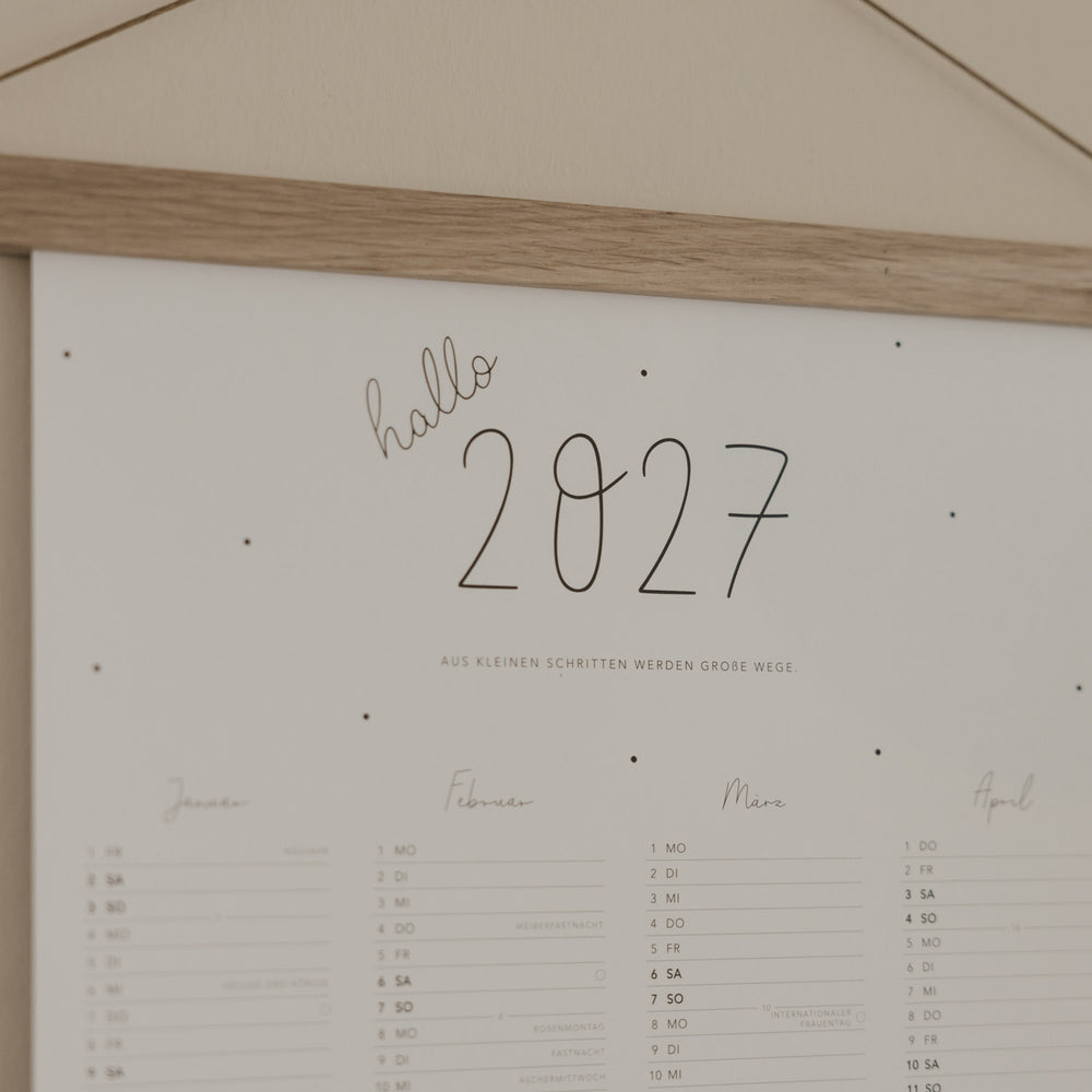 Detail Wandkalender 2027 mit „hallo 2027“ und Jahresübersicht