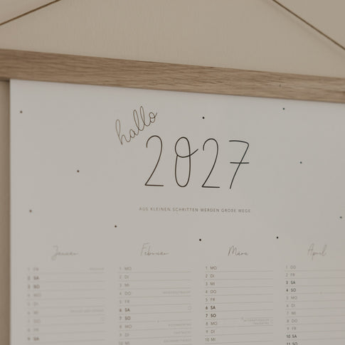 Detail Wandkalender 2027 mit „hallo 2027“ und Jahresübersicht