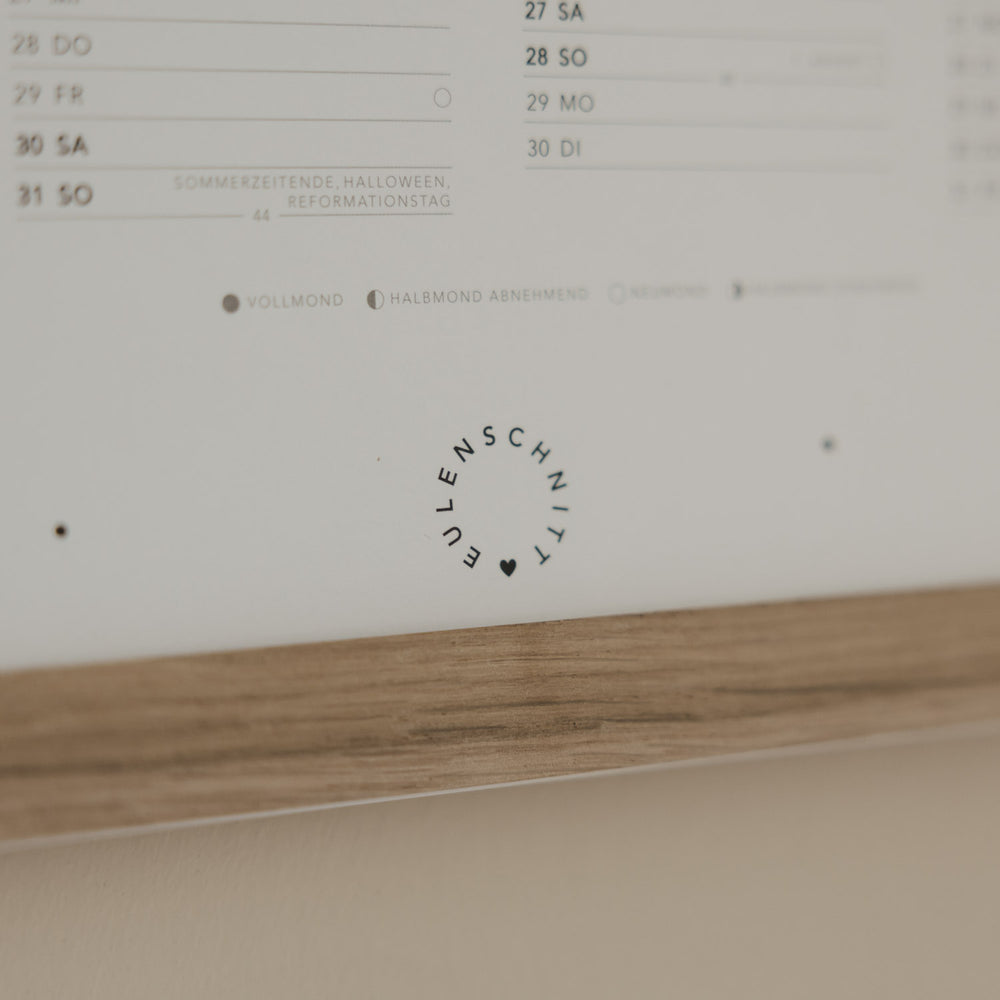Detail Wandkalender mit Logo und feiner Typografie