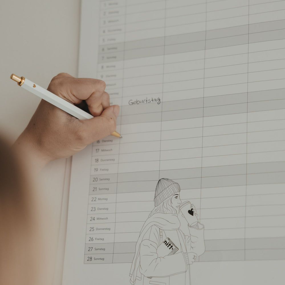 Familienkalender im Einsatz mit handschriftlichem Eintrag Geburtstag
