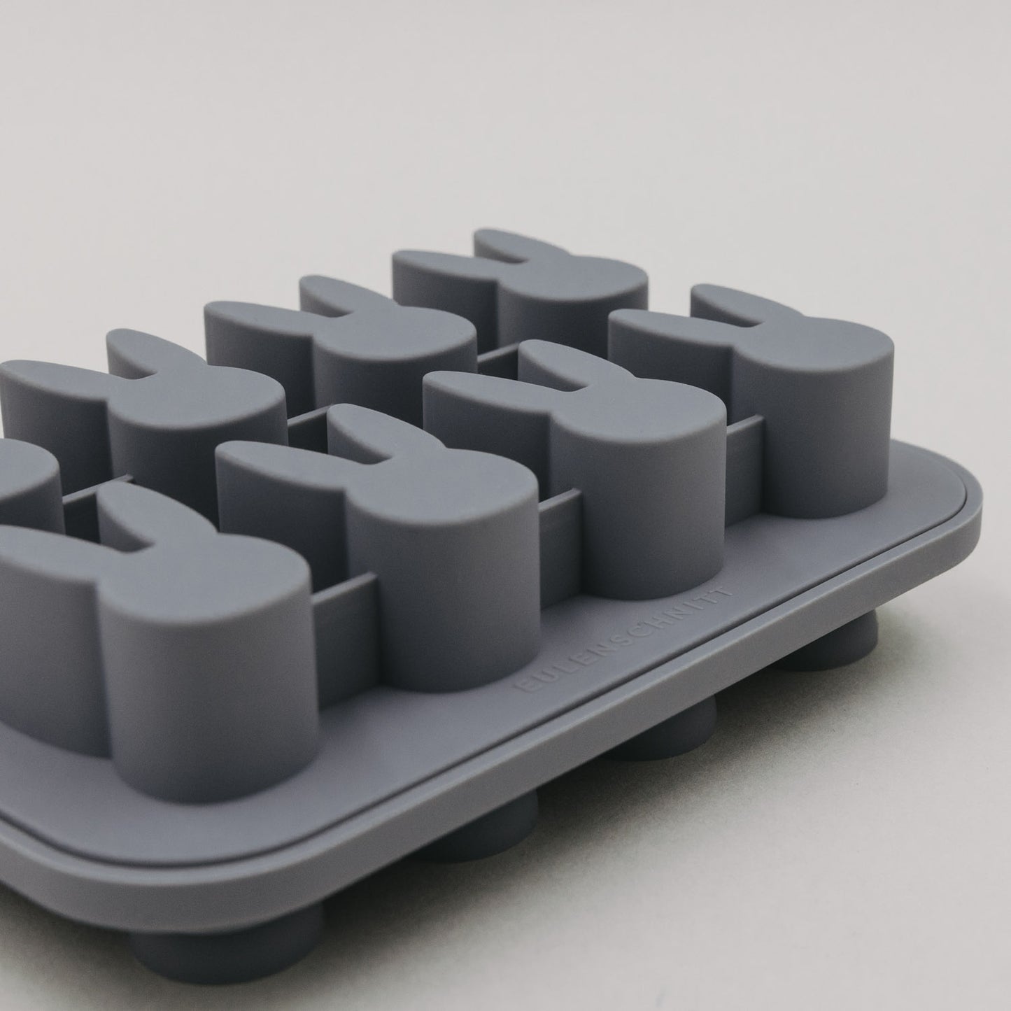 Detailansicht der Hasenformen der grauen Silikon-Eiswürfelform von Eulenschnitt.