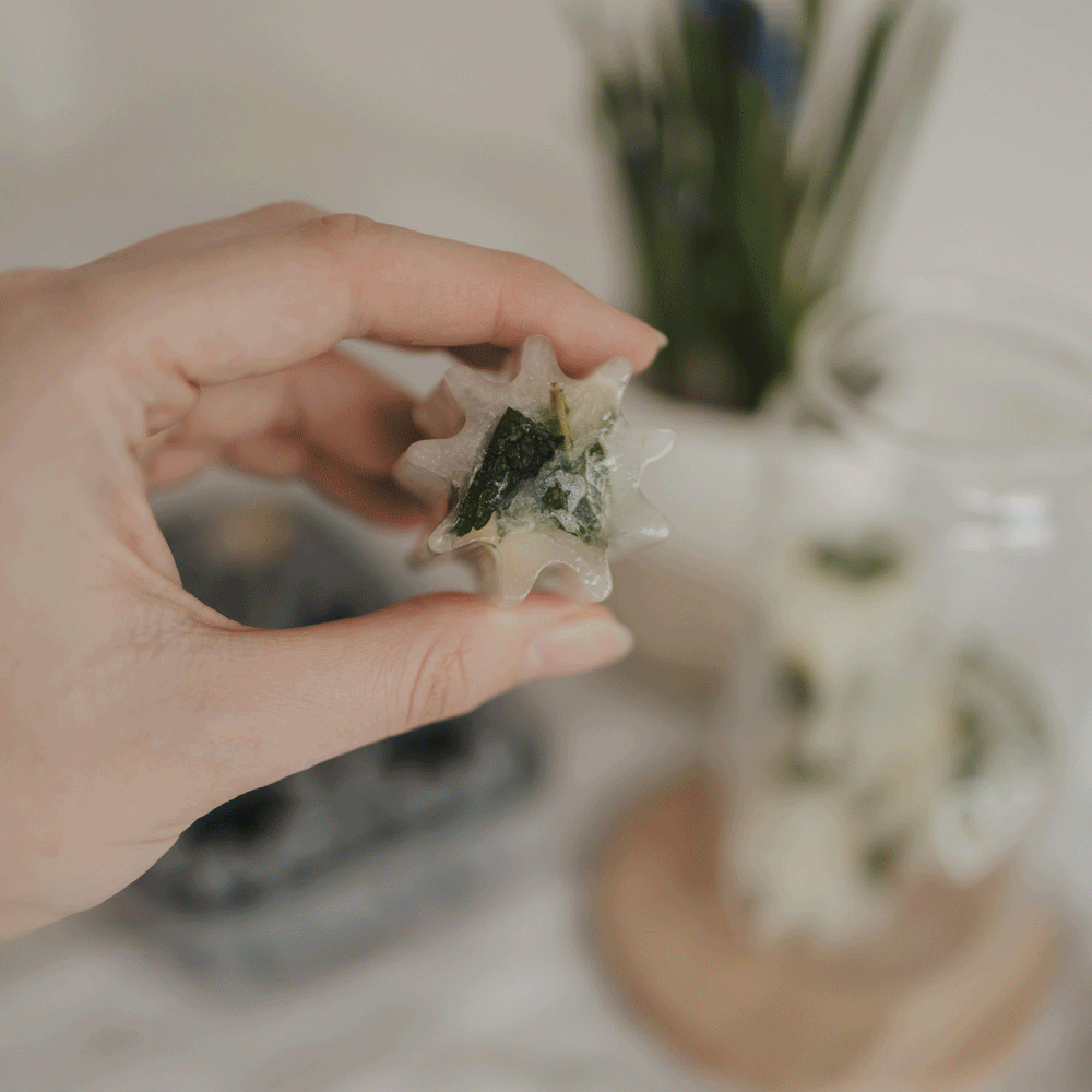Animiertes GIF: Mehrere Bilder der Eiswürfelform aus Silikon mit Blumen – ohne Eis sowie die fertigen Eiswürfel, serviert in einem Getränk 