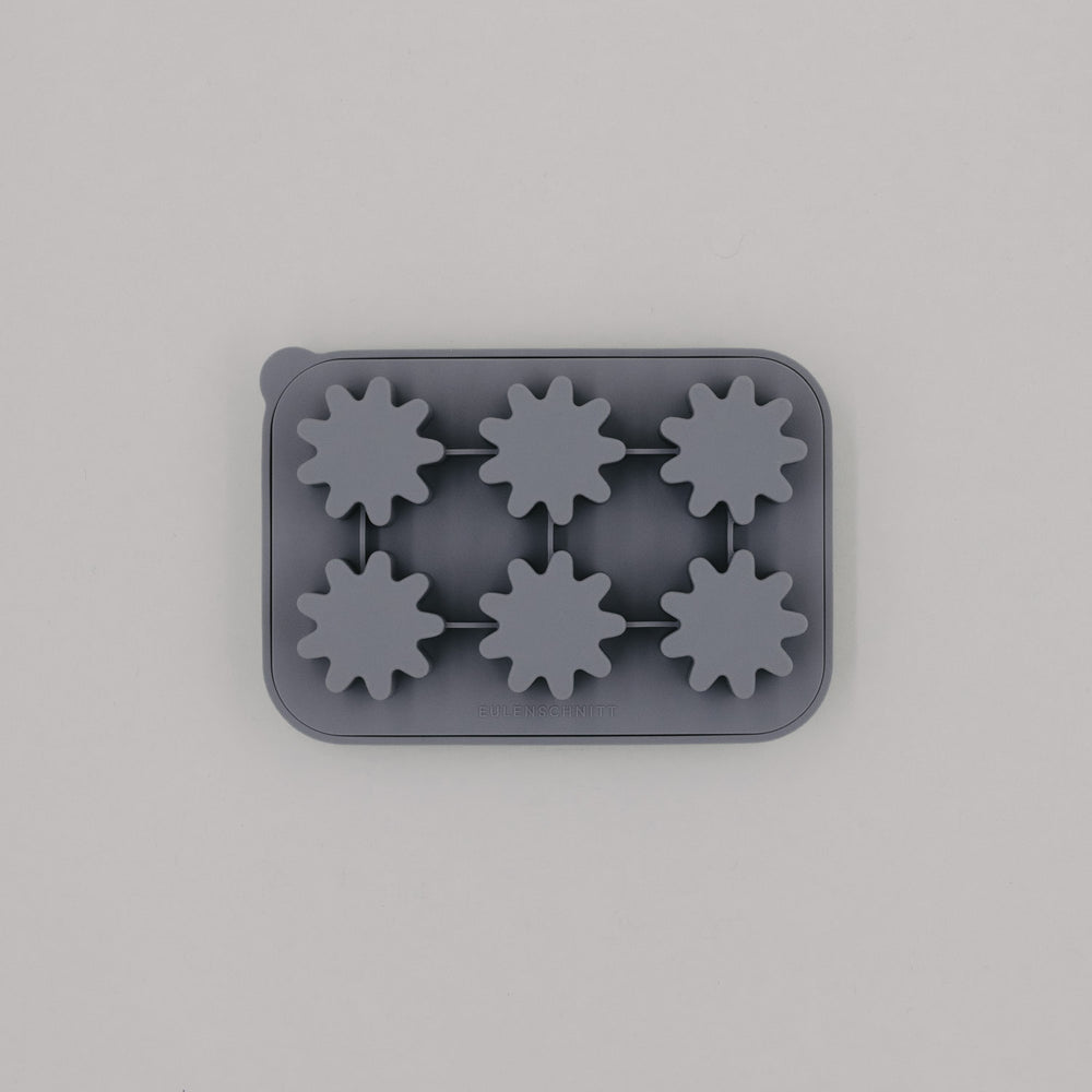 Eiswürfelform in Grau mit sechs Blütenformen aus flexiblem Silikon.