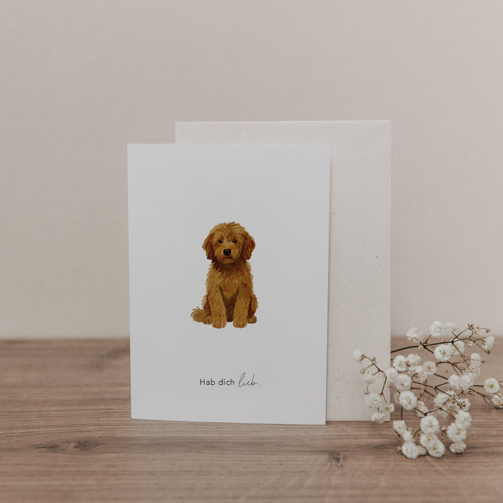 Klappkarte mit handillustriertem braunen Hund und dem Schriftzug „Hab dich lieb.“ inklusive passendem Umschlag.