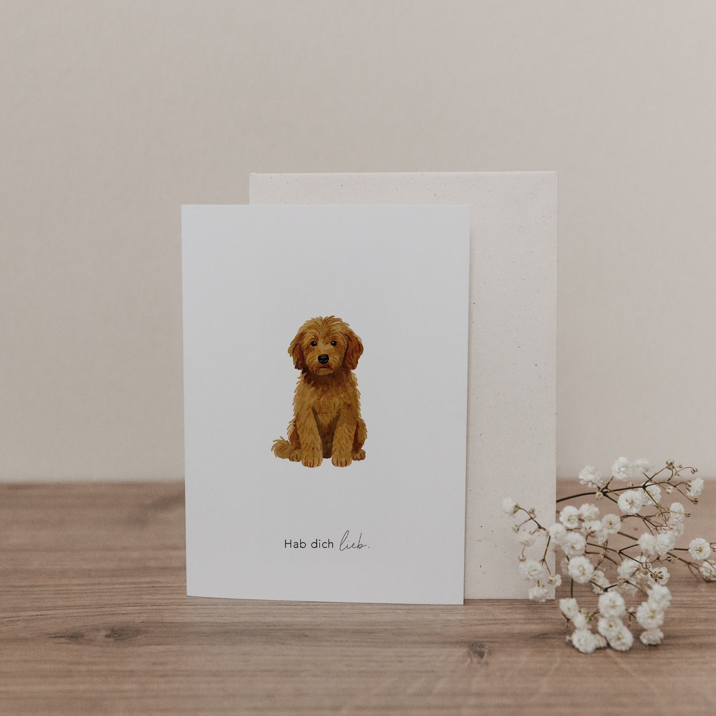 Klappkarte mit handillustriertem braunen Hund und dem Schriftzug „Hab dich lieb.“ inklusive passendem Umschlag.