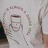 T-Shirt-Rückseite mit Kaffeetassen-Illustration und Spruch "Coffee is always a good idea" in Braun.