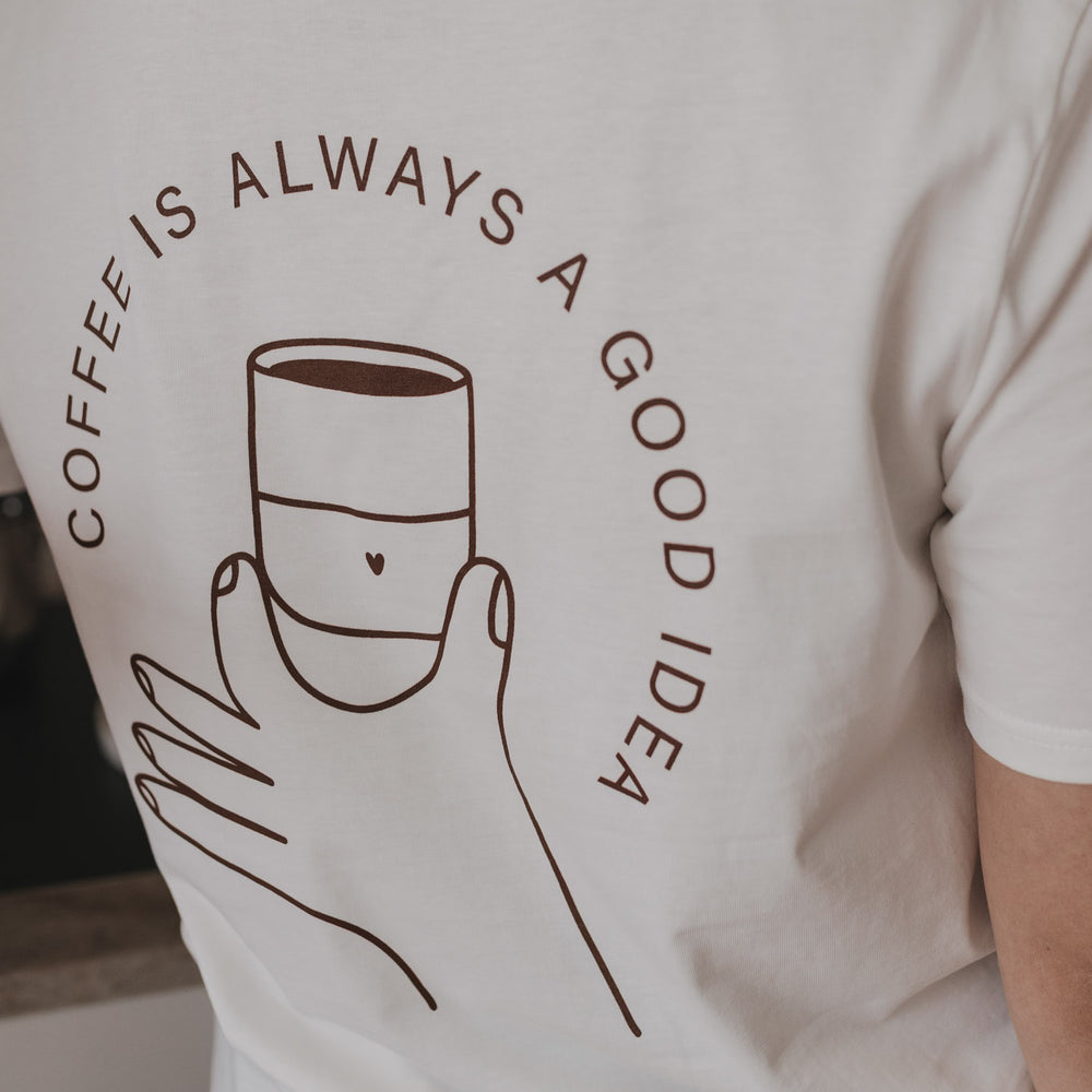 T-Shirt-Rückseite mit Kaffeetassen-Illustration und Spruch "Coffee is always a good idea" in Braun.