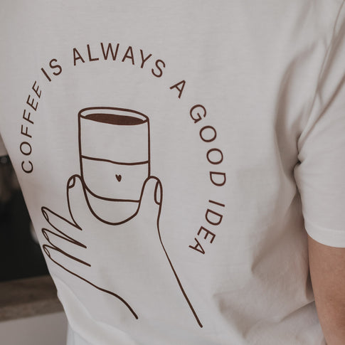 T-Shirt-Rückseite mit Kaffeetassen-Illustration und Spruch "Coffee is always a good idea" in Braun.