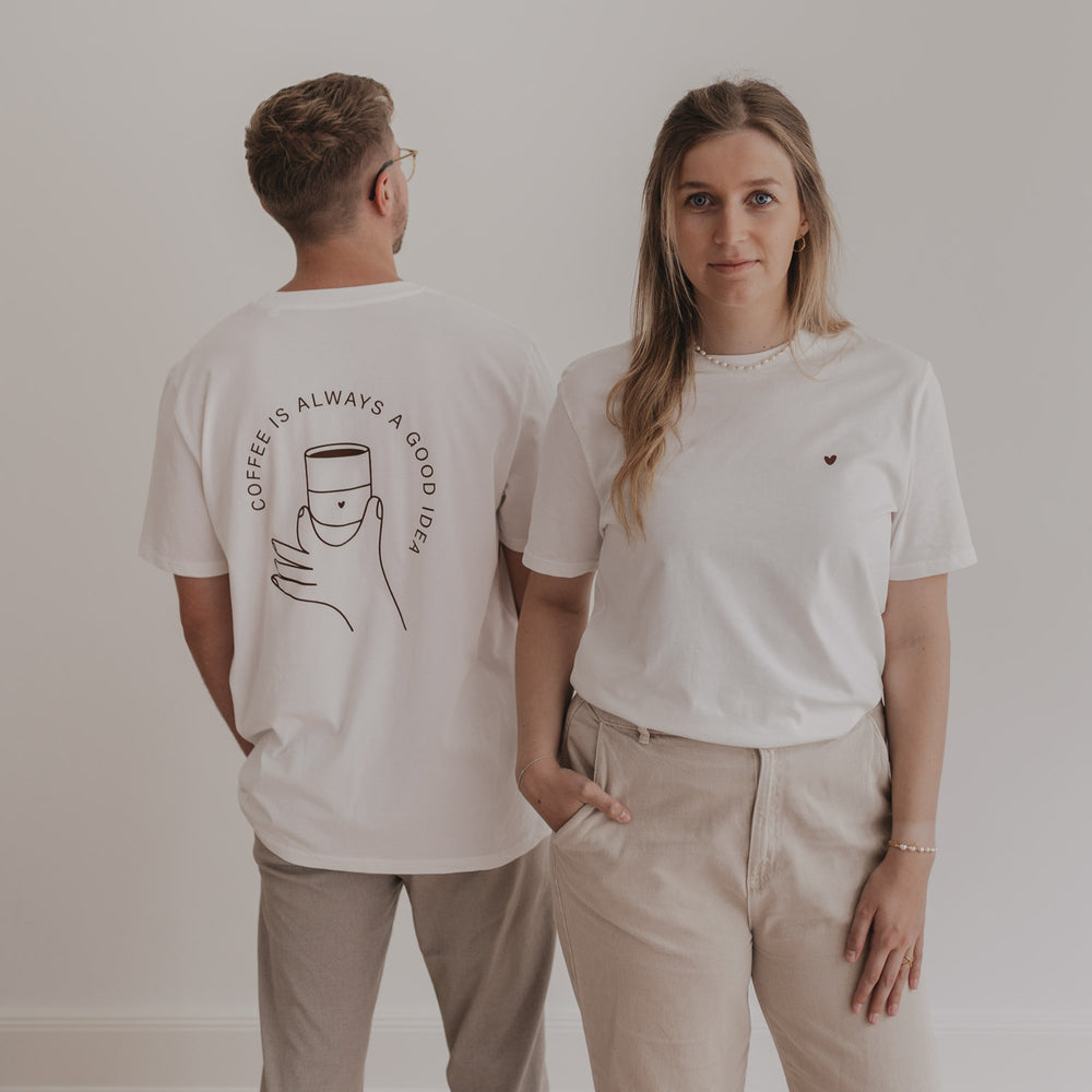 Zwei Personen in Coffee T-Shirts; Rückenprint mit Kaffeetasse und Herz, Front mit kleinem Herz-Detail