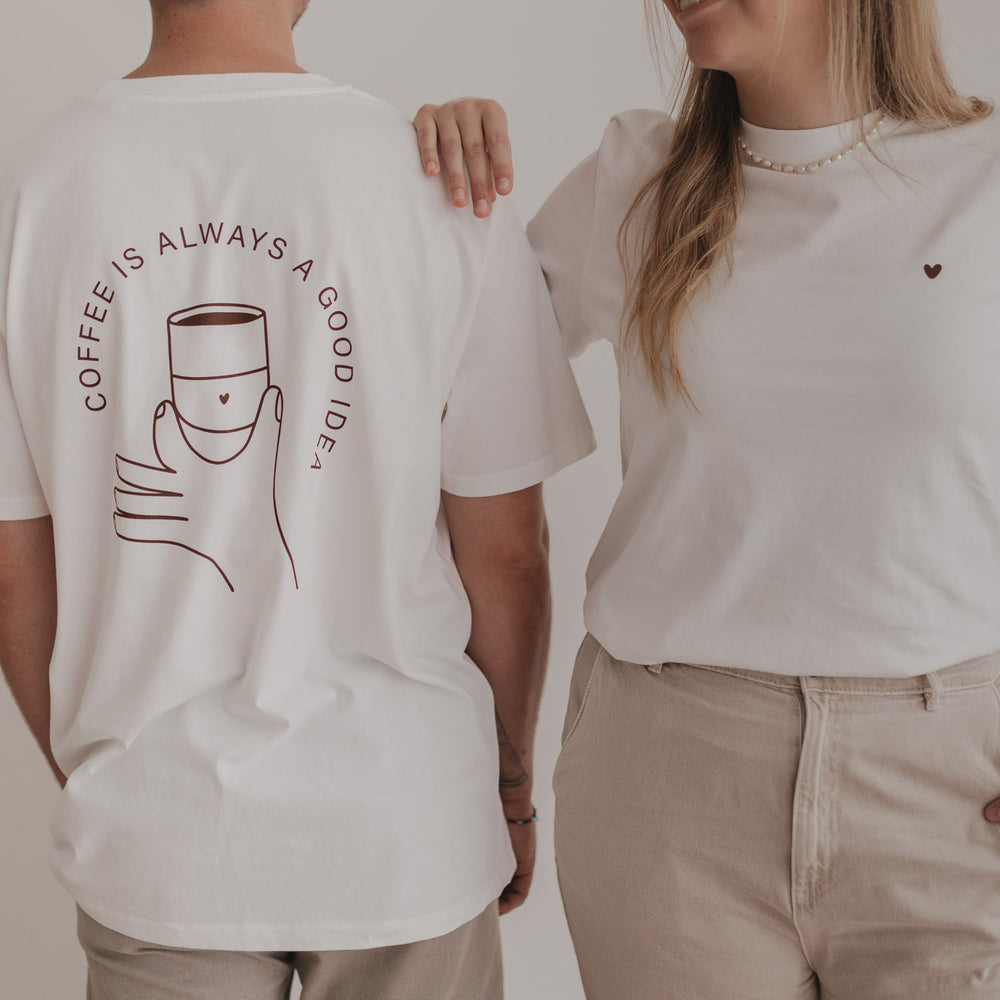 Close-up von zwei Personen im Coffee T-Shirt mit großem Rückenprint und kleinem Herz auf der Brust