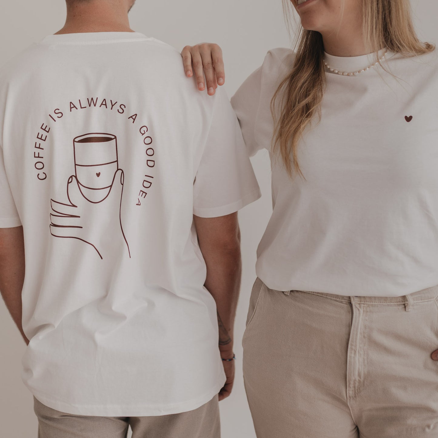 Close-up von zwei Personen im Coffee T-Shirt mit großem Rückenprint und kleinem Herz auf der Brust
