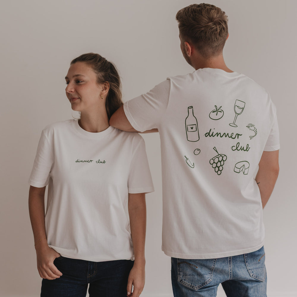 Zwei Personen tragen  Dinner Club Shirt in Weiß mit grünem Front- und Rückenprint – lässig und modern