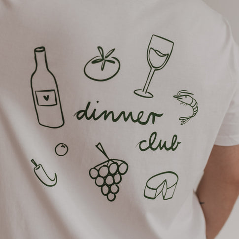 Detailansicht Rückenprint: grünes Dinner Club Design mit Wein, Tomate, Trauben & Käse.