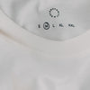 Detail Kragen weißes T-Shirt mit Größenangabe und Eulenschnitt Logo