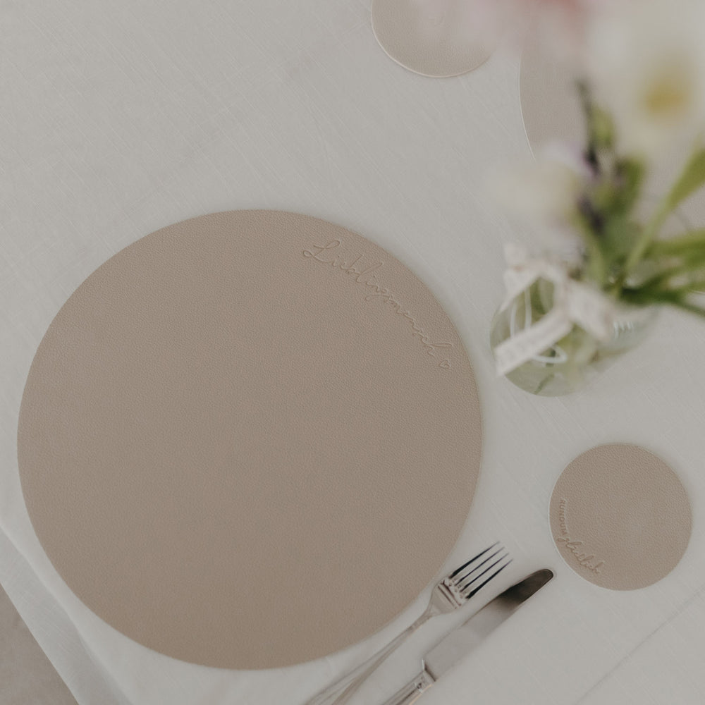 Großes rundes Platzset „Lieblingsmensch“ in Creme auf hell gedecktem Tisch mit Besteck.