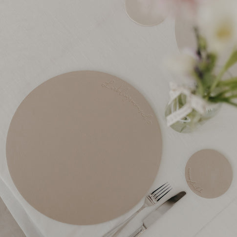 Großes rundes Platzset „Lieblingsmensch“ in Creme auf hell gedecktem Tisch mit Besteck.