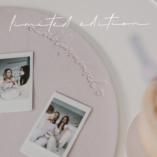 Wendbare Platzsets „Lieblingsmensch“ in Flieder auf gedecktem Tisch mit Keramikgeschirr, Beeren und Getränk.