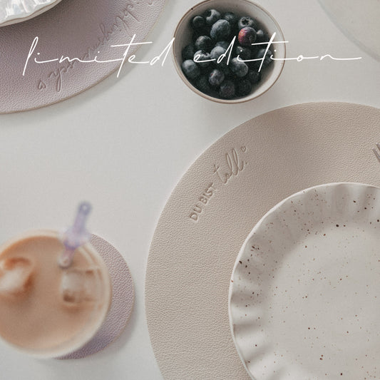 Detailansicht Platzset „Du bist toll“ Flieder mit eingeprägtem Schriftzug und Schale mit Blaubeeren