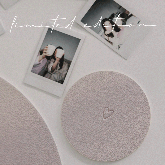 Wendbarer Untersetzer Herz in Flieder und Creme im Einsatz, rutschfest und pflegeleicht