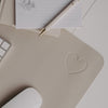 Detail taupe Schreibtischunterlage mit Herz, Maus und Notizblock im minimalistischen Design