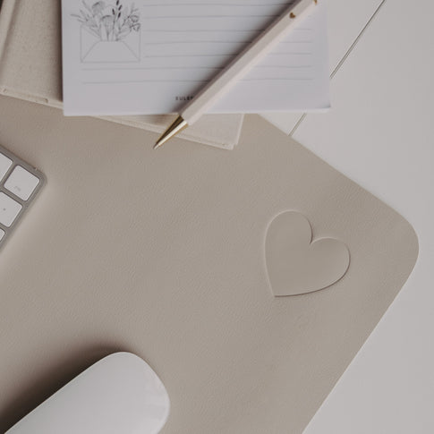 Detail taupe Schreibtischunterlage mit Herz, Maus und Notizblock im minimalistischen Design