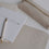 Detail Notizblock auf taupe Schreibtischunterlage mit Herz, Stift und Federmäppchen