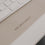 Detail Eulenschnitt Logo auf taupe Schreibtischunterlage, hochwertige Lederoptik sichtbar