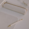 Detail creme Schreibtischunterlage mit Herz-Prägung, Stift und Federmäppchen in hellem Design