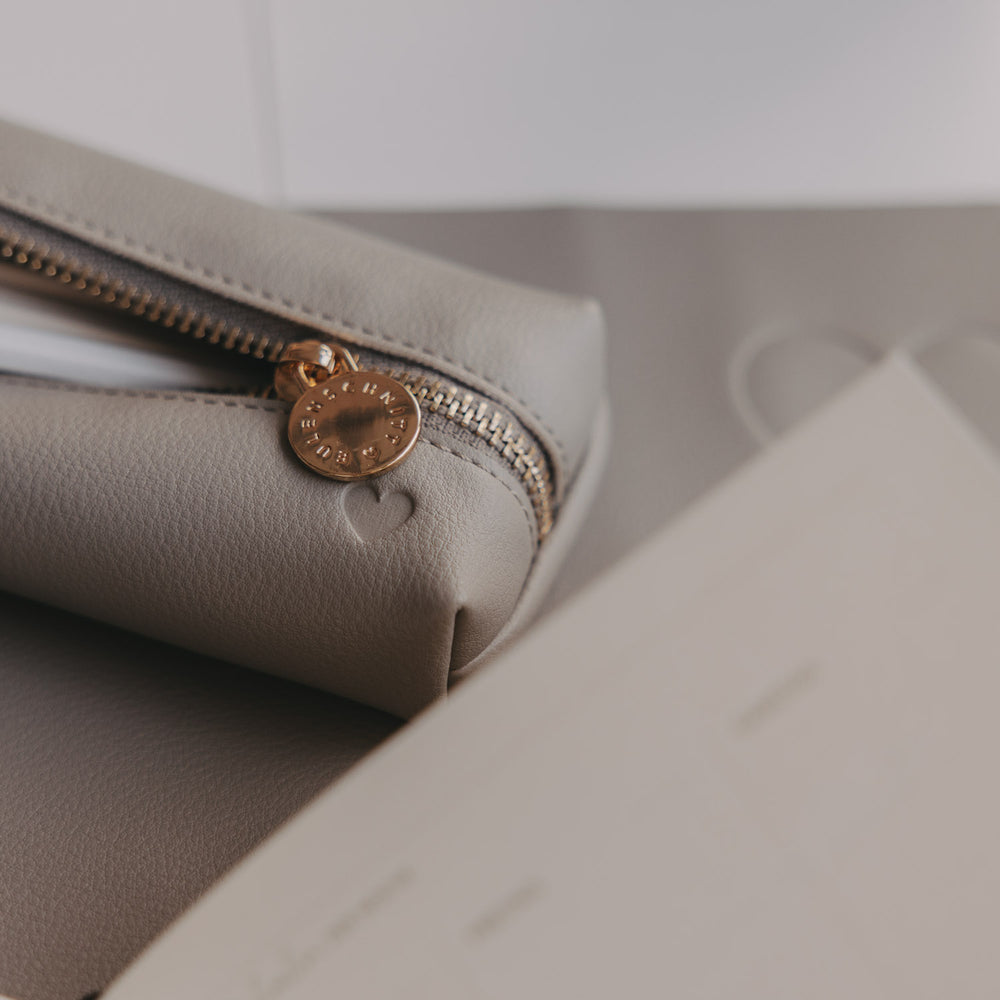 Detail der grauen Federtasche mit Herzprägung und goldenem Reißverschluss-Anhänger von Eulenschnitt