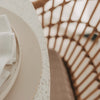 Beiges Platzset in Lederoptik mit Teller und Serviette als Detailaufnahme