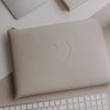 Laptophülle Taupe mit Herzprägung auf Schreibtisch neben Laptop und Tastatur