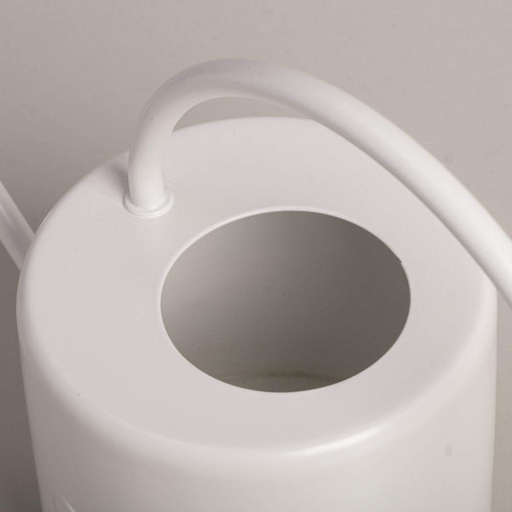 Detailaufnahme der Öffnung der weißen Gießkanne mit rundem Henkel