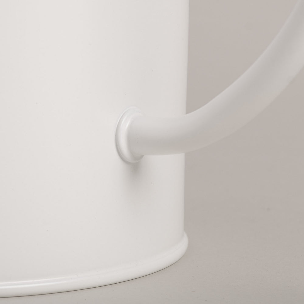 Nahaufnahme der Henkelverbindung der weißen Gießkanne aus Metall