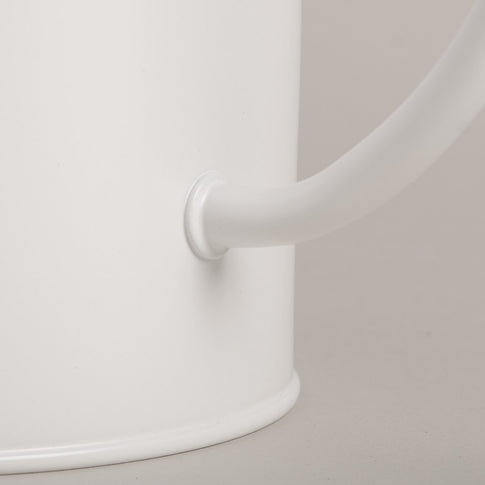 Nahaufnahme der Henkelverbindung der weißen Gießkanne aus Metall