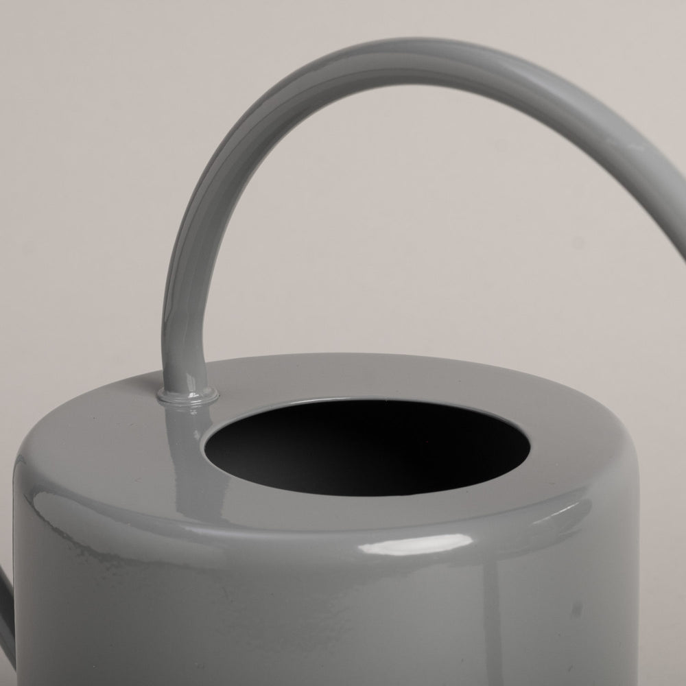 Nahaufnahme der Öffnung der grauen Gießkanne – runder Einguss mit lackierter Oberfläche.