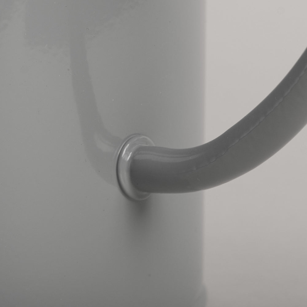 Detailansicht des angesetzten Griffs der grauen Metallgießkanne – stabile Verarbeitung in elegantem Design.