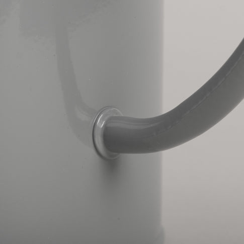 Detailansicht des angesetzten Griffs der grauen Metallgießkanne – stabile Verarbeitung in elegantem Design.