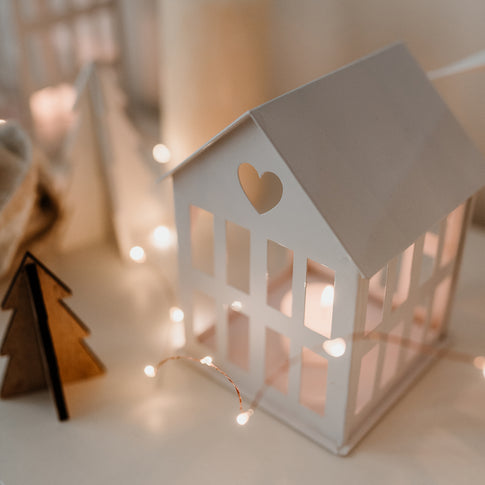 Petite maison métallique blanche