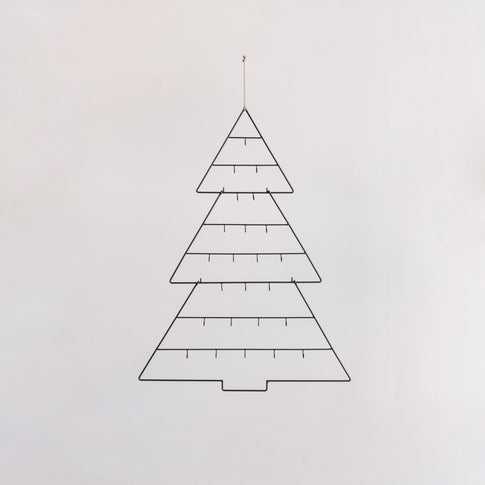 Adventskalender Tanne aus Metall in leerem Zustand, minimalistisch und modern.