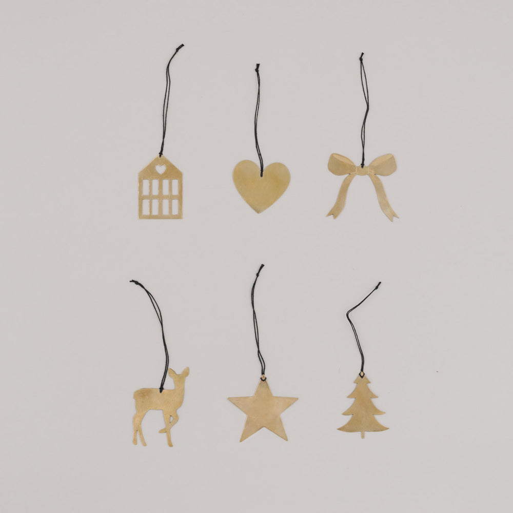 Sechs goldene Metallanhänger mit schwarzem Band in verschiedenen Formen auf hellem Hintergrund.