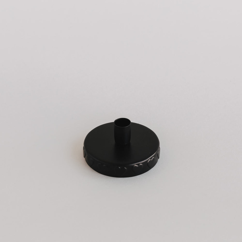 Deckel alleine auf hellem Hintergrund:
Schwarzer Kerzenhalter mit Herzprägung, passend für Mini-Vorratsgläser.