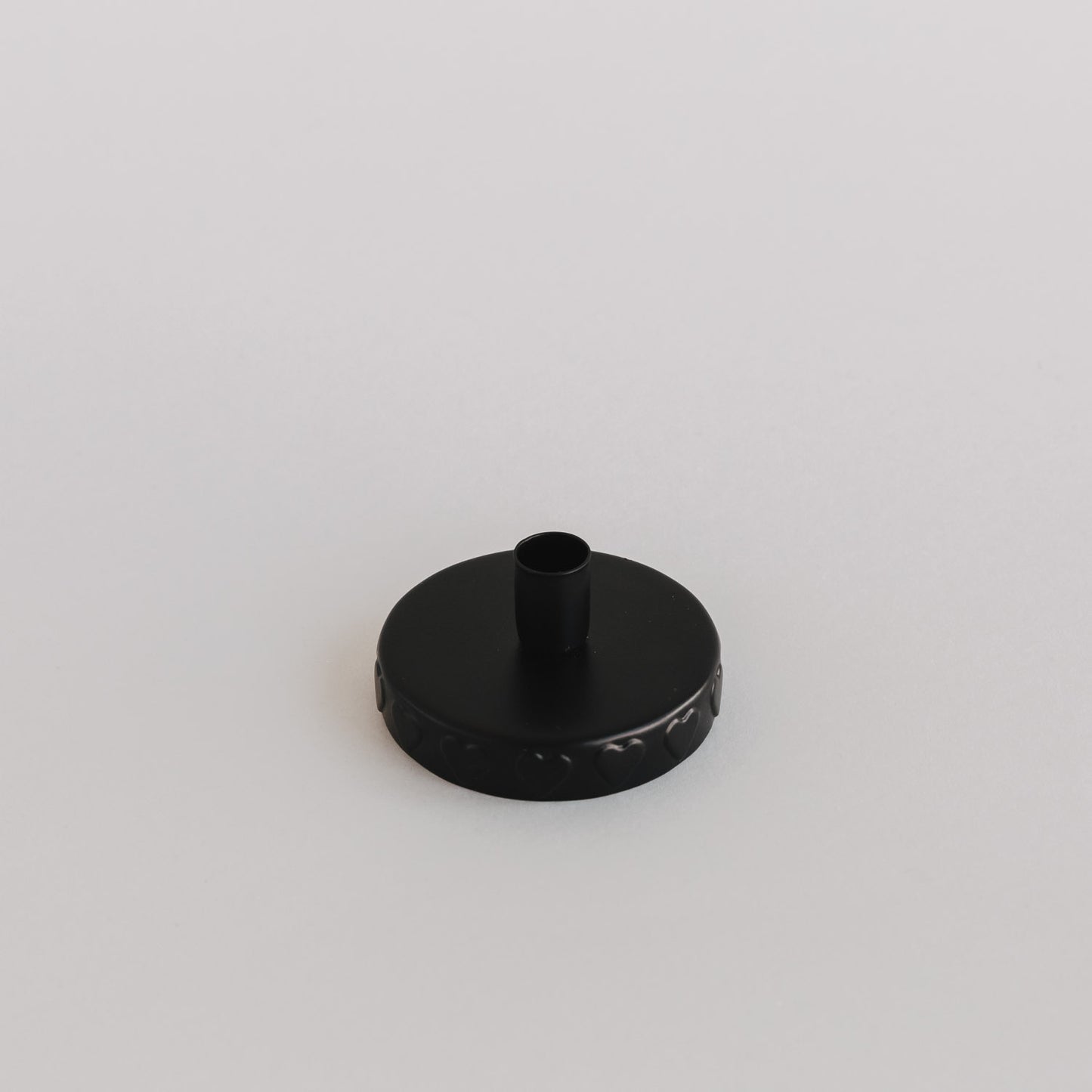 Deckel alleine auf hellem Hintergrund:
Schwarzer Kerzenhalter mit Herzprägung, passend für Mini-Vorratsgläser.