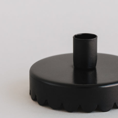 Nahaufnahme des schwarzen Kerzenhalters mit welligem Rand, ideal für Mini-Vorratsgläser und kleine Tannenbaumkerzen.