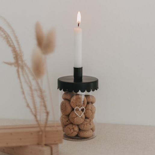 Mini-Vorratsglas mit schwarzem Kerzenhalter Welle und brennender Kerze als stimmungsvolle Deko mit Gebäckfüllung.