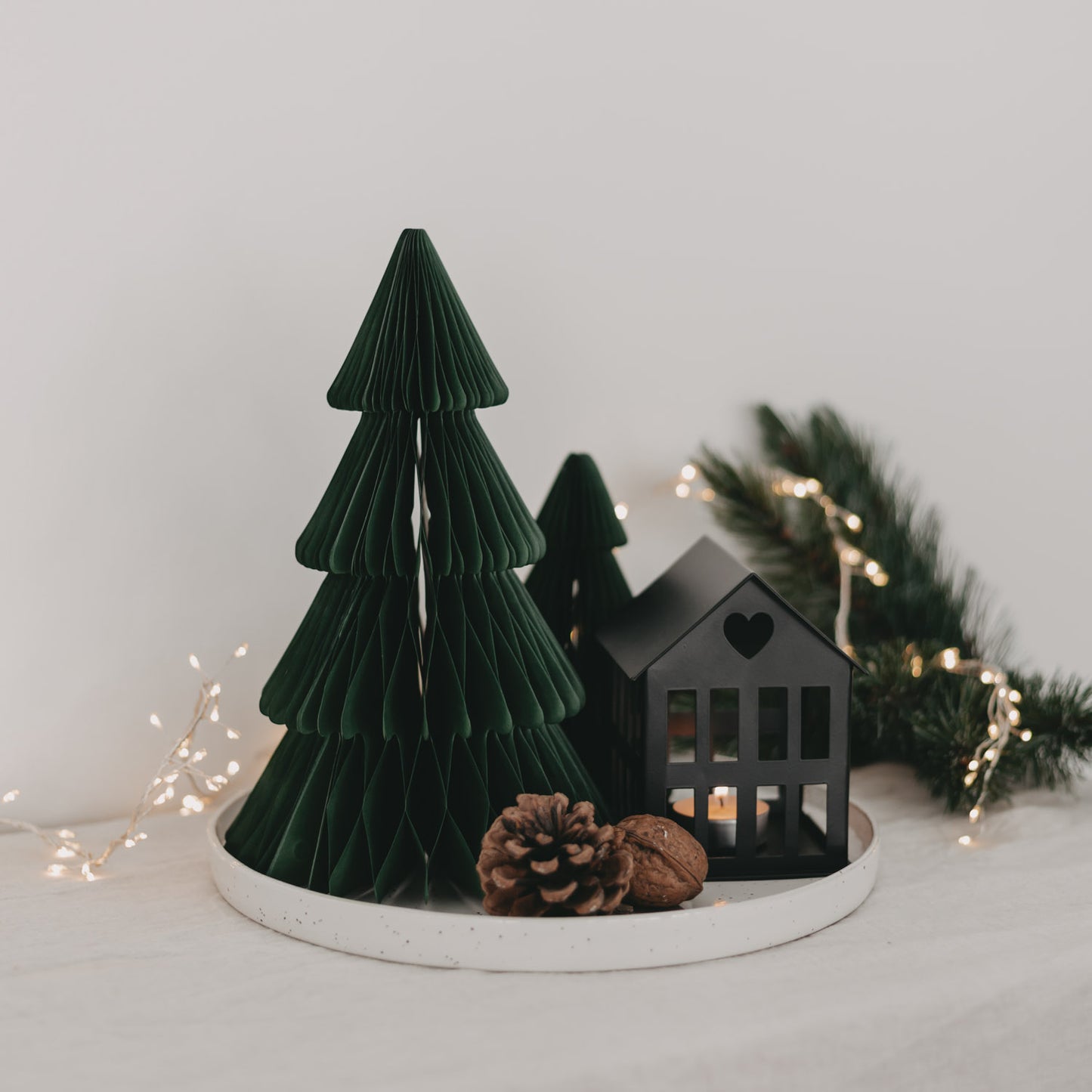 Metallhaus Mini Schwarz mit grünem Papierbaum und Lichterkette – stimmungsvolle Weihnachtsdekoration.